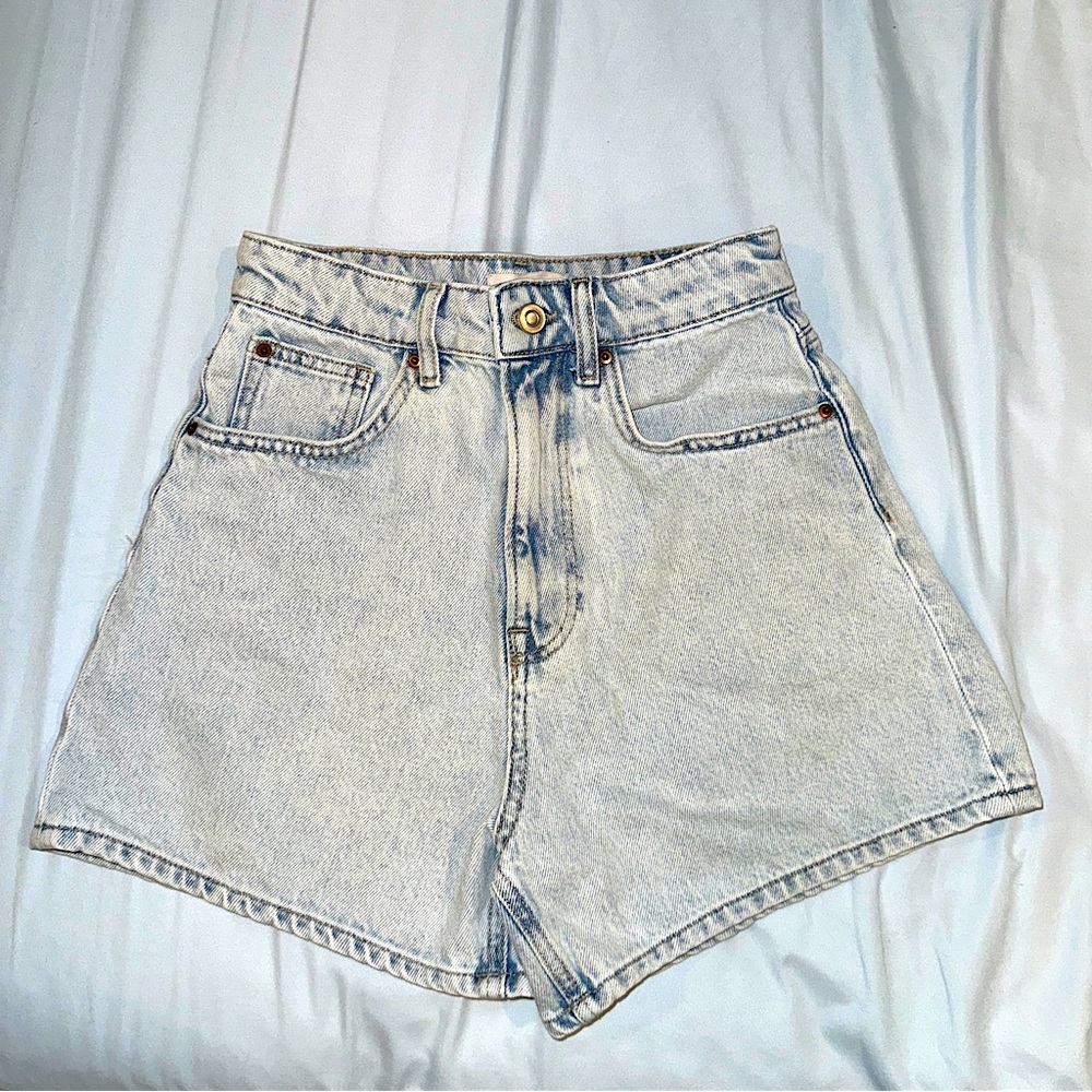 High-waisted light blue denim shorts #lightdenim